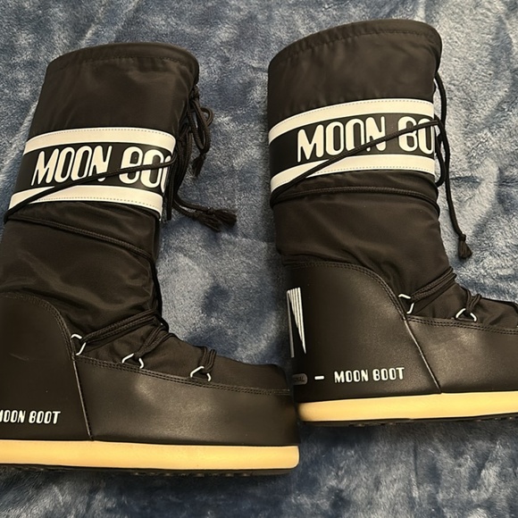 Moon Boots - Never Worn Size US 7/8.5 - Picture 1 of 4